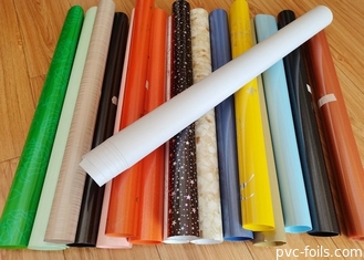 롤에 포장 된 고 광택 화려한 가구 장식용 자착성 PVC 필름