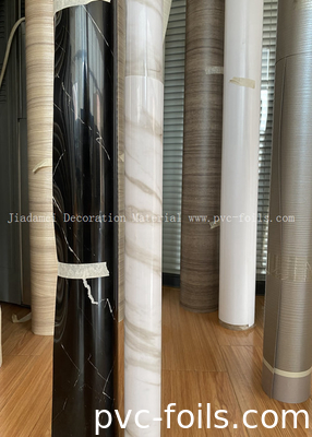 롤에 포장 된 새로운 대리석 디자인 표면 장식용 자착 PVC 필름